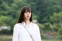 「トランジット・イン・フラミンゴ」場面写真より、山下リオ演じるサエ