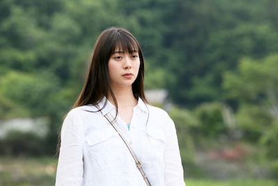 「トランジット・イン・フラミンゴ」場面写真より、山下リオ演じるサエ