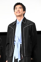 ニコニコと会場を見渡すツェン・ジンホア（曾敬驊）