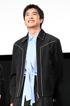 ニコニコと会場を見渡すツェン・ジンホア（曾敬驊）