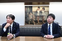 東急レクリエーション本社にて、同社の代表取締役副社長・久保正則氏（左）、ムービル支配人・泉慎太郎氏（右）。背後には2003年に閉館した映画館・渋谷パンテオンのロビーにあった絵画が飾られている