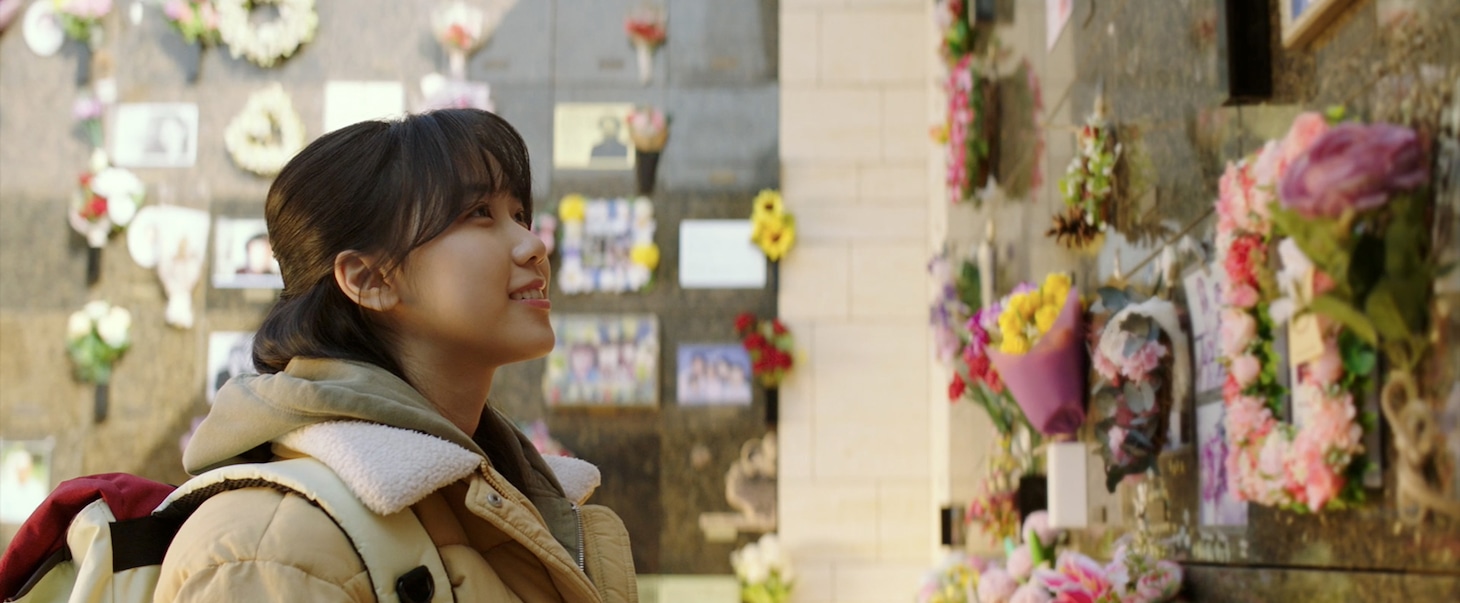 韓国映画「大丈夫、大丈夫、大丈夫！」新場面写真より、イ・レ演じるイニョン。母を失いひとりぼっちだが、笑顔を忘れず生きている