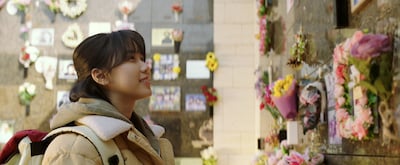 韓国映画「大丈夫、大丈夫、大丈夫！」新場面写真より、イ・レ演じるイニョン。母を失いひとりぼっちだが、笑顔を忘れず生きている