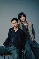 Netflixシリーズ「九条の大罪」で共演した柳楽優弥（左）、松村北斗（右）