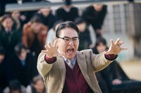 「NEW GROUP」より、ピエール瀧演じる校長