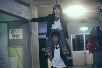 「NEW GROUP」場面写真。組体操の集団に、肩車で応戦する愛（山田杏奈）と優（青木柚）