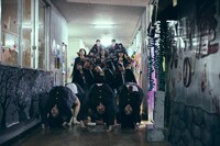 「NEW GROUP」場面写真。学校の廊下に突如現れた、組体操の集団
