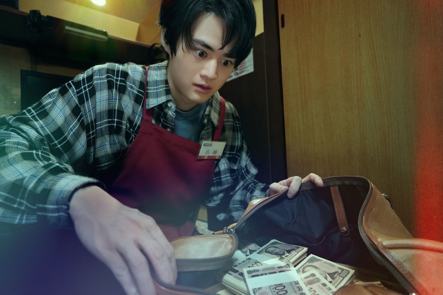 「藁にもすがる獣たち」より、鈴鹿央士演じる主人公・佐藤寛治