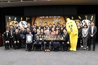 「午後のロードショー」放送30周年＆ギネス世界記録認定記念会見の様子。テレ東バナナ社員ナナナも出席した