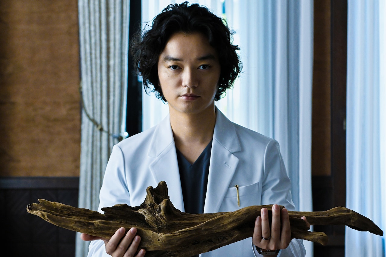 治療は“不要な手足”の切断、 染谷将太が狂気の医師を演じた映画「廃用身」本予告