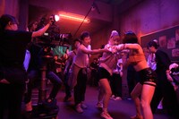 実写映画「SAKAMOTO DAYS」メイキング写真。太極拳の使い手・陸少糖（横田真悠）と空手の達人・帯黒（桜井日奈子）のアクションシーンより