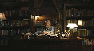 「サンキュー、チャック」より、マーク・ハミル演じるチャックの少年時代に大きな影響を与える祖父アルビー