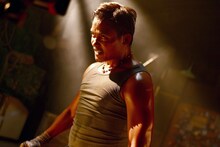 映画「ザ・レイジ」場面写真。トニー・ジャー演じる主人公アン・バイ