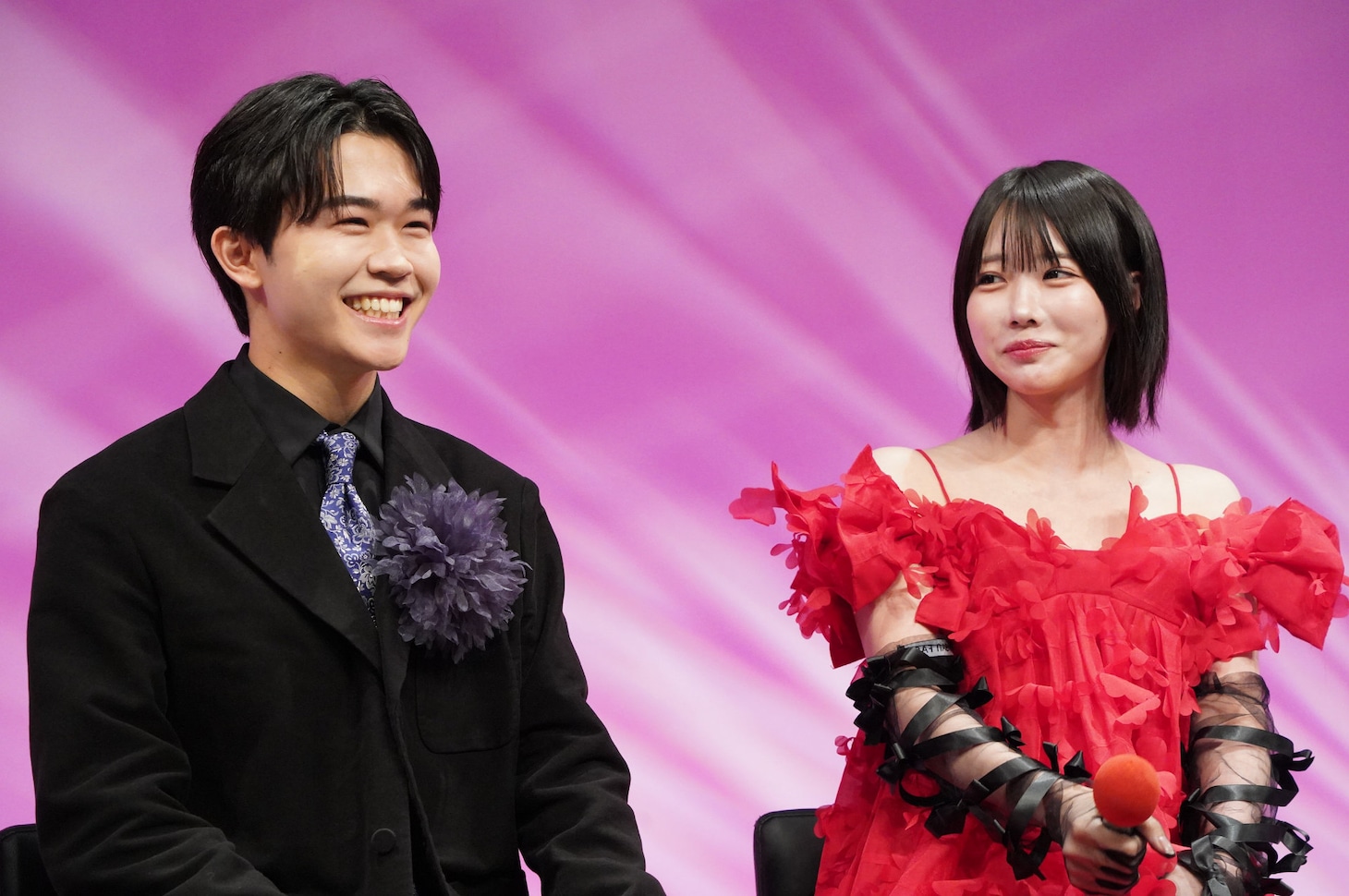 ドラマ「惡の華」記者会見より、左から鈴木福、あの