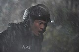 ドラマ「S -最後の警官-」場面写真。向井理演じる猪突猛進な元ボクサーの隊員・神御蔵一號