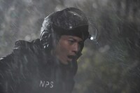ドラマ「S -最後の警官-」場面写真。向井理演じる猪突猛進な元ボクサーの隊員・神御蔵一號