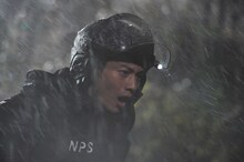 ドラマ「S -最後の警官-」場面写真。向井理演じる猪突猛進な元ボクサーの隊員・神御蔵一號