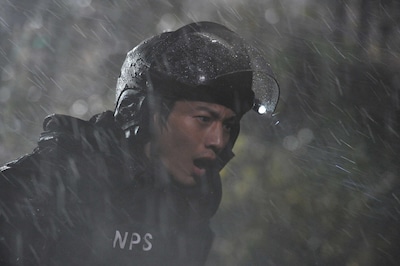 ドラマ「S -最後の警官-」場面写真。向井理演じる猪突猛進な元ボクサーの隊員・神御蔵一號