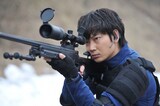 ドラマ「S -最後の警官-」場面写真。綾野剛演じる冷静沈着な天才スナイパー・蘇我伊織