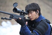 ドラマ「S -最後の警官-」場面写真。綾野剛演じる冷静沈着な天才スナイパー・蘇我伊織