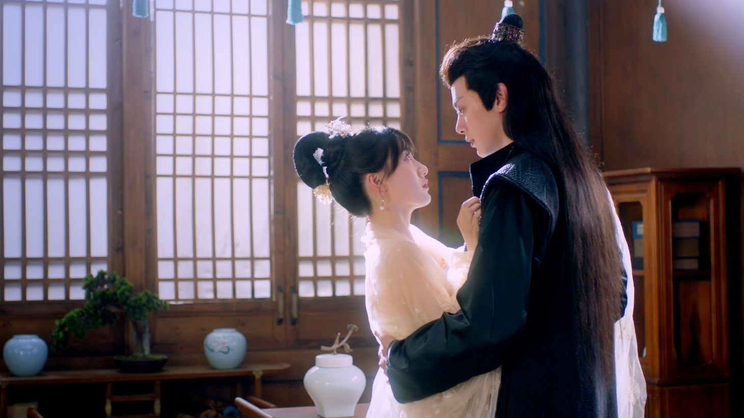 左からウェイ・シアオ（魏笑）演じる阮小楓、ドン・カイ（鄧凱）演じる翎王