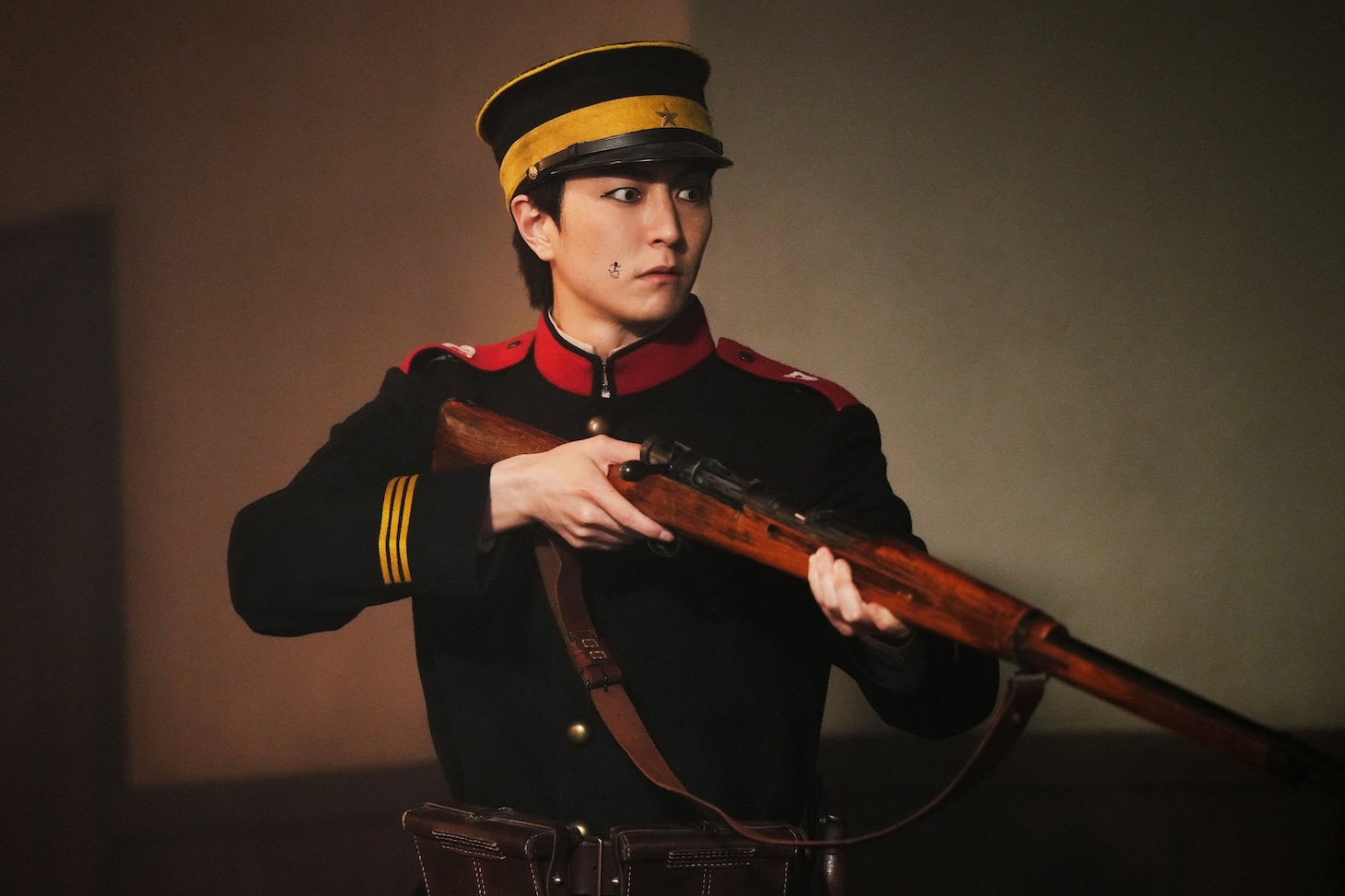 「ゴールデンカムイ 網走監獄襲撃編」場面写真。稲葉友演じる第七師団メンバー・宇佐美時重