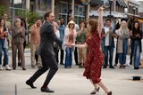 人生の喜びに満ちたダンスシーンの数々が登場する映画「サンキュー、チャック」。主演のトム・ヒドルストン（左）はあるシーンの撮影で「700回は踊った」と証言する