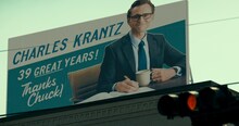 トム・ヒドルストン演じるチャックことチャールズ・クランツの広告。世界の終わりが近付く中、突如「素晴らしい39年間！ ありがとう、チャック」という広告が街を埋め尽くす