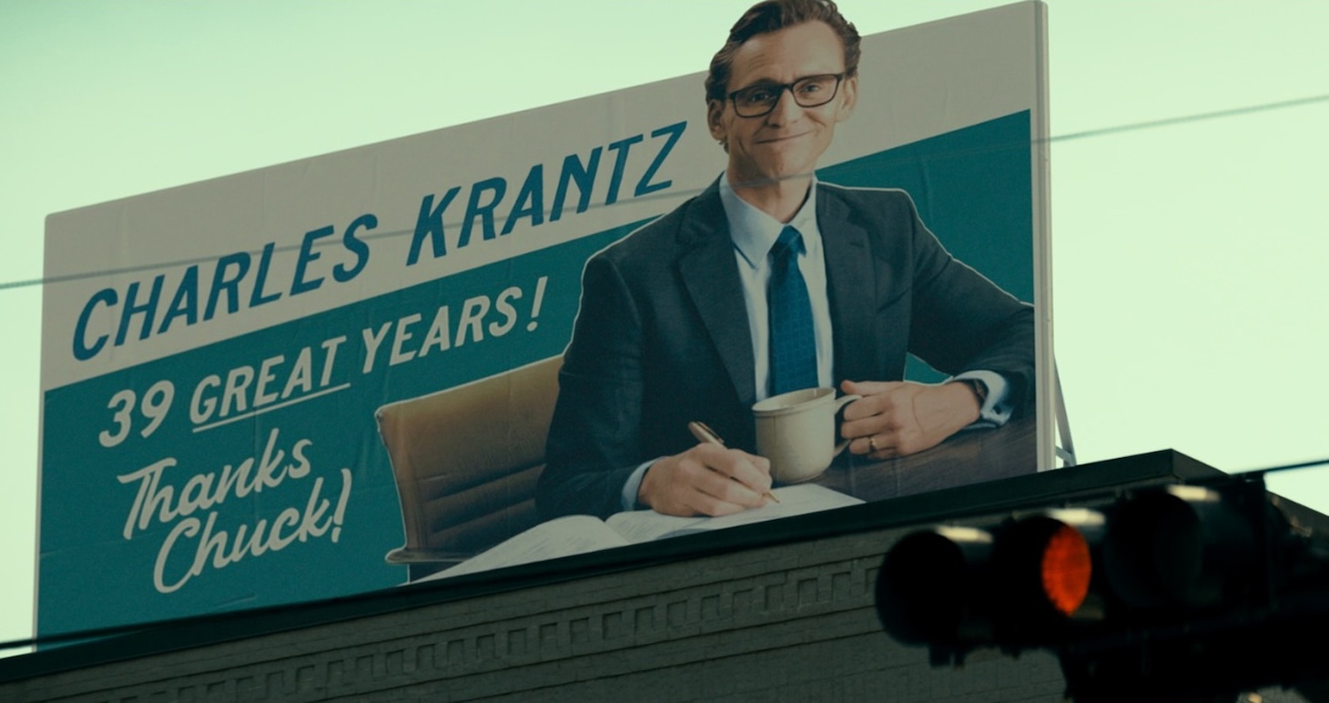 トム・ヒドルストン演じるチャックことチャールズ・クランツの広告。世界の終わりが近付く中、突如「素晴らしい39年間！ ありがとう、チャック」という広告が街を埋め尽くす