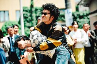 映画「TOKYO BURST-犯罪都市-」新場面写真。下っ端ホストを相手にコブラツイストを決める相葉四郎（右）