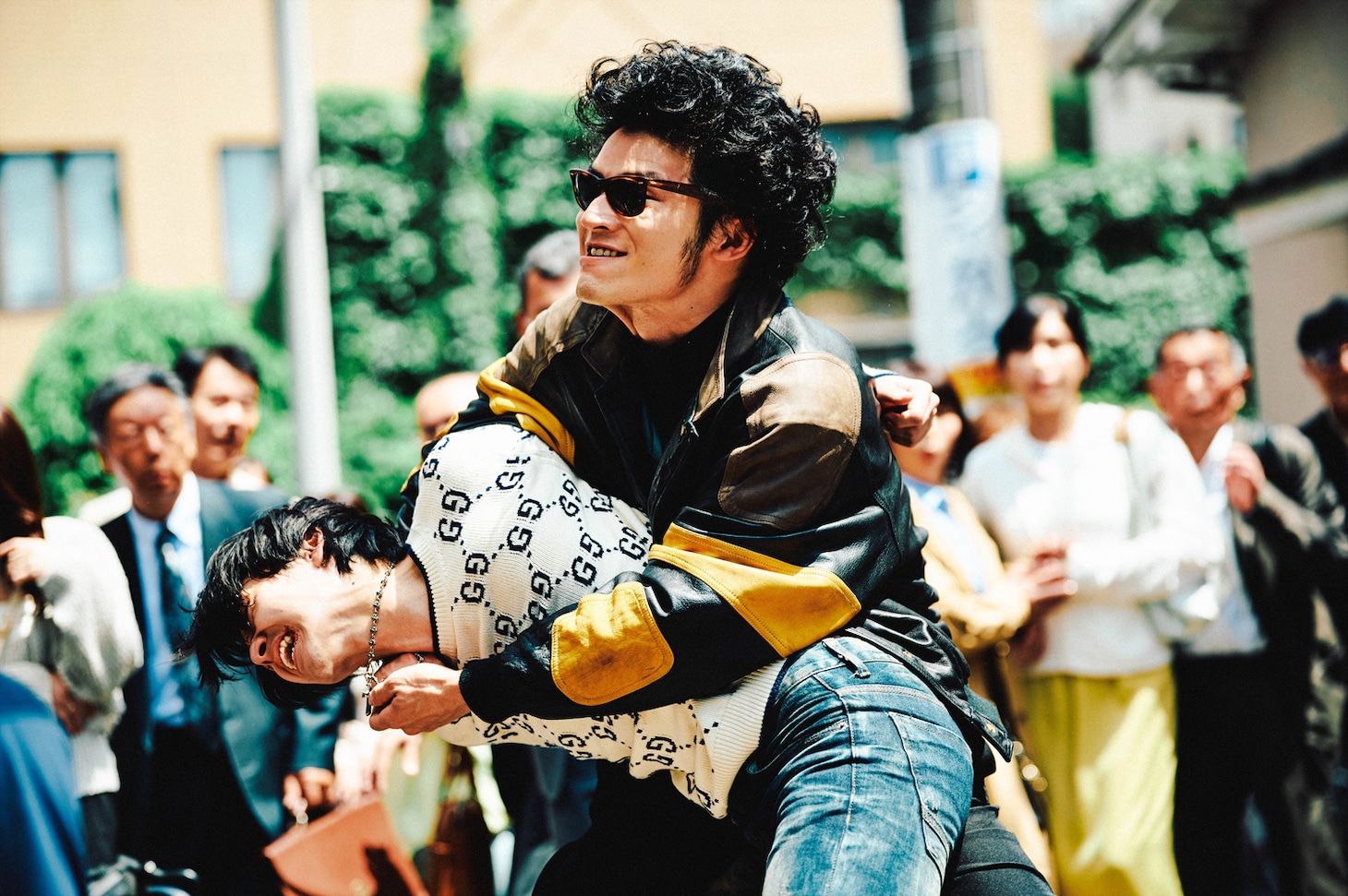 映画「TOKYO BURST-犯罪都市-」新場面写真。下っ端ホストを相手にコブラツイストを決める相葉四郎（右）