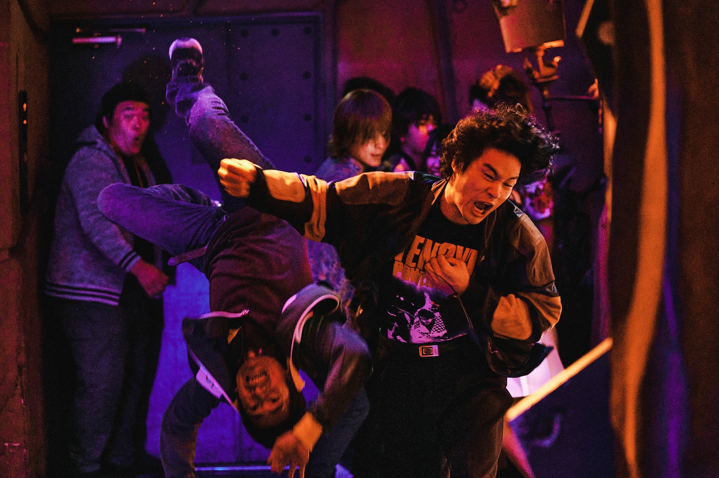 映画「TOKYO BURST-犯罪都市-」新場面写真。豪快なラリアットを決める相葉四郎（右）