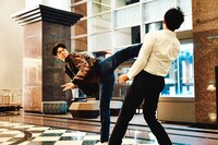 映画「TOKYO BURST-犯罪都市-」新場面写真。華麗なハイキックを決めるチェ・シウ（ユンホ）