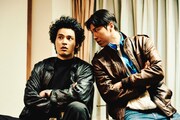 映画「TOKYO BURST-犯罪都市-」新場面写真。水上恒司演じる破天荒な新人刑事の相葉四郎（左）と、ユンホ演じる韓国警察庁のエリート刑事チェ・シウ（右）