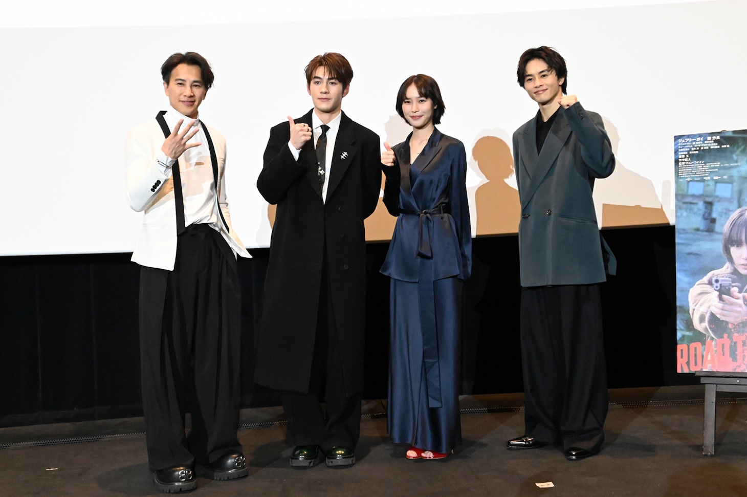 アクション映画「殺手#4（キラー・ナンバー4）」初日舞台挨拶の様子。左からリョン・コイイン（梁居英）、ジェフリー・ガイ（魏浚笙）、南沙良、草川拓弥（超特急）