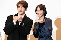 左からジェフリー・ガイ（魏浚笙）、南沙良