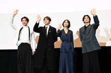 アクション映画「殺手#4（キラー・ナンバー4）」初日舞台挨拶の様子。左からリョン・コイイン（梁居英）、ジェフリー・ガイ（魏浚笙）、南沙良、草川拓弥（超特急）