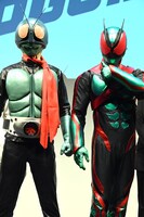 仮面ライダー1号（左）、仮面ライダーゼッツ（右）