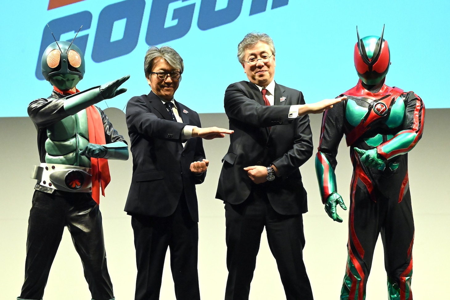 左から仮面ライダー1号、園田大策（株式会社石森プロ 代表取締役社長）、吉村文雄（東映株式会社 代表取締役社長）、仮面ライダーゼッツ