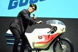 「ブンブン！」とバイクを鳴らすふりをしてみせる賀集利樹