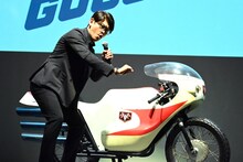 「ブンブン！」とバイクを鳴らすふりをしてみせる賀集利樹