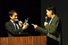 東映チーフプロデューサー・中野剛（左）、「仮面ライダーカブト」加賀美新 / 仮面ライダーガタック役の佐藤祐基（右）