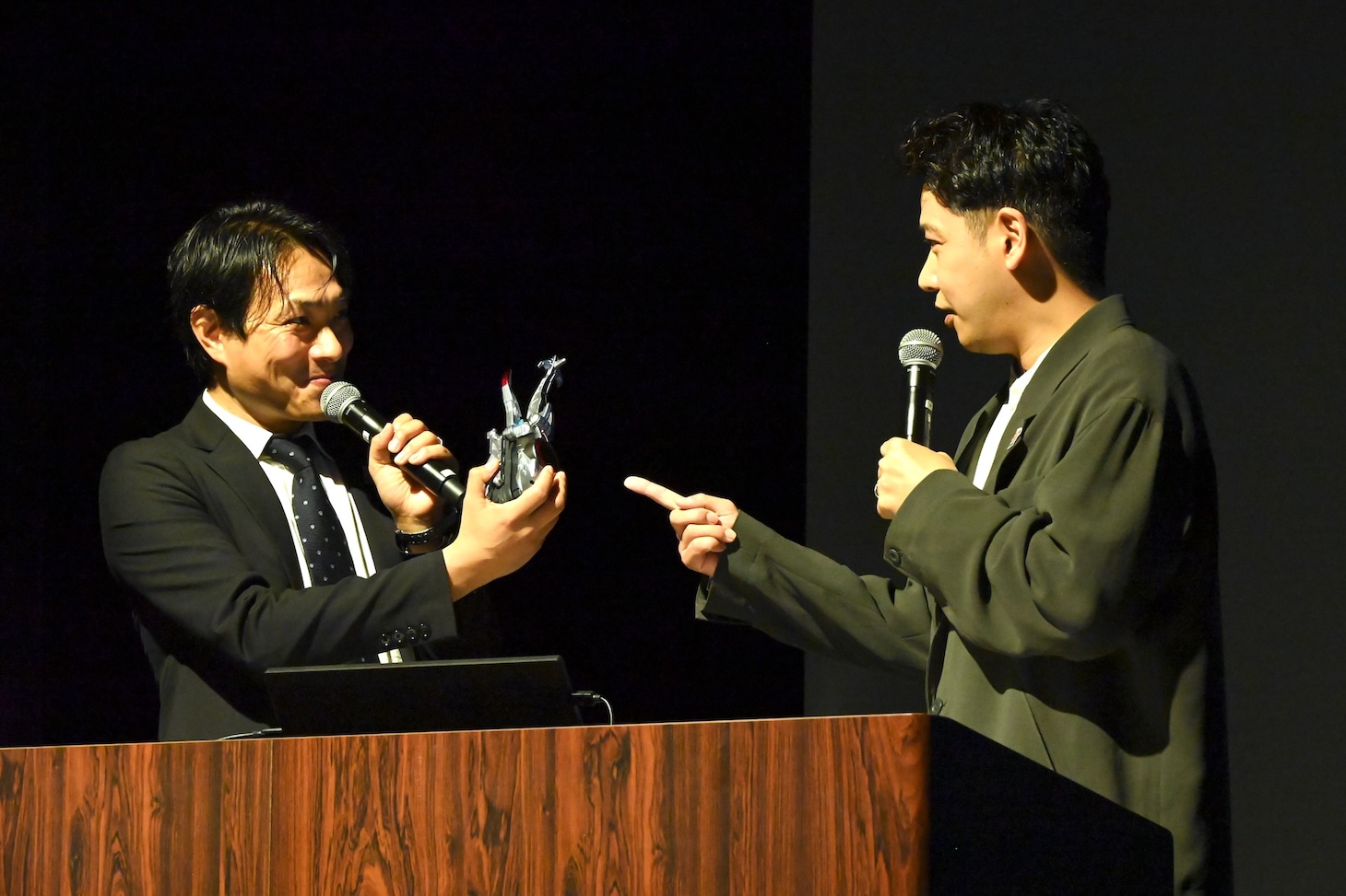 東映チーフプロデューサー・中野剛（左）、「仮面ライダーカブト」加賀美新 / 仮面ライダーガタック役の佐藤祐基（右）