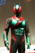 「仮面ライダー生誕55周年発表会」に登場した仮面ライダーゼッツ