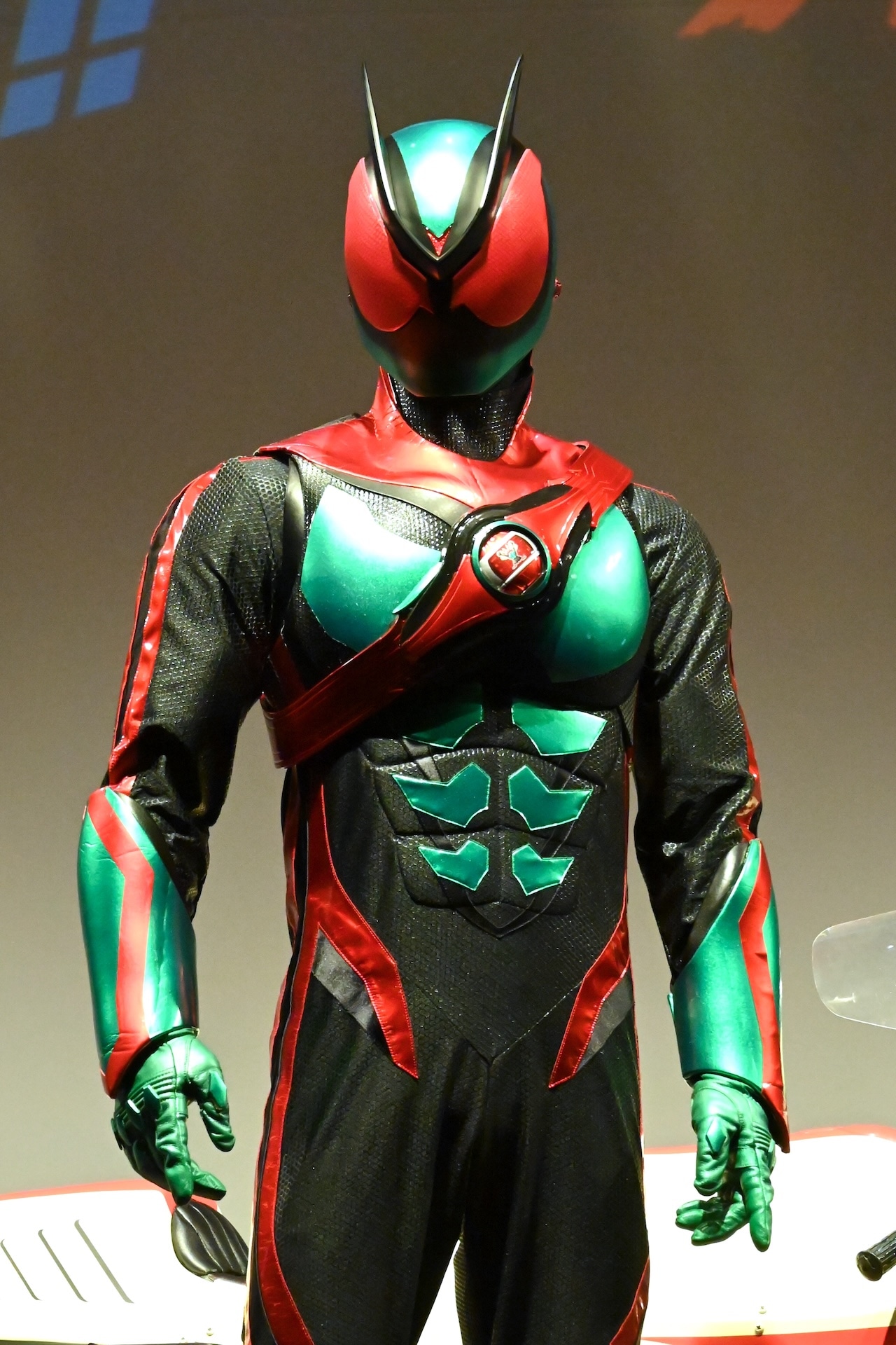 「仮面ライダー生誕55周年発表会」に登場した仮面ライダーゼッツ