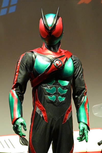 「仮面ライダー生誕55周年発表会」に登場した仮面ライダーゼッツ