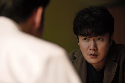 中国ドラマ「誰是凶手」より、トラウマを抱えた刑事ロン・シアオビン（冷小兵）。演じたのは映画「唐人街探偵 NEW YORK MISSION」のシャオ・ヤン（肖央）