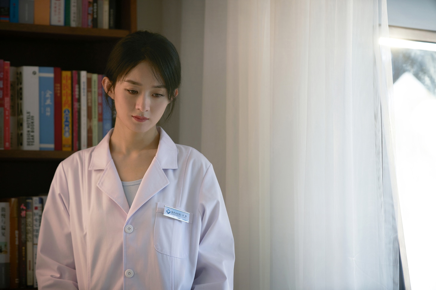 中国ドラマ「誰是凶手」より、事件の鍵を握る心理カウンセラーのチェン・ユー（沈雨）。演じたのは「明蘭～才媛の春～ 」「楚喬伝～いばらに咲く花～」などで知られる中国の国民的女優チャオ・リーイン（趙麗穎）