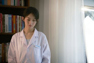 中国ドラマ「誰是凶手」より、事件の鍵を握る心理カウンセラーのチェン・ユー（沈雨）。演じたのは「明蘭～才媛の春～ 」「楚喬伝～いばらに咲く花～」などで知られる中国の国民的女優チャオ・リーイン（趙麗穎）