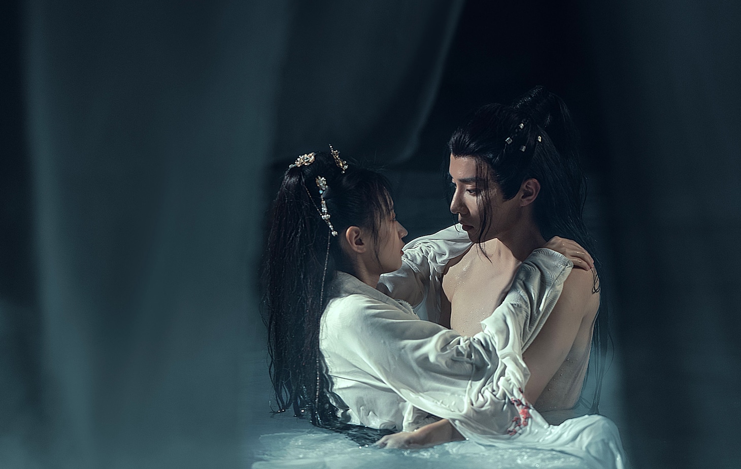 左からホアン・ティンティ（黄婷婷）演じる月千雪、チュエン・ペイルン（權裴倫 / 權沛倫）演じる花晴明